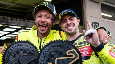MotoGP 2026. GP di Catalunya. Valentino Rossi scherza con Fabio Di Giannantonio dopo la vittoria a Barcellona: "Sei sicuro di voler andare via?" [VIDEO]