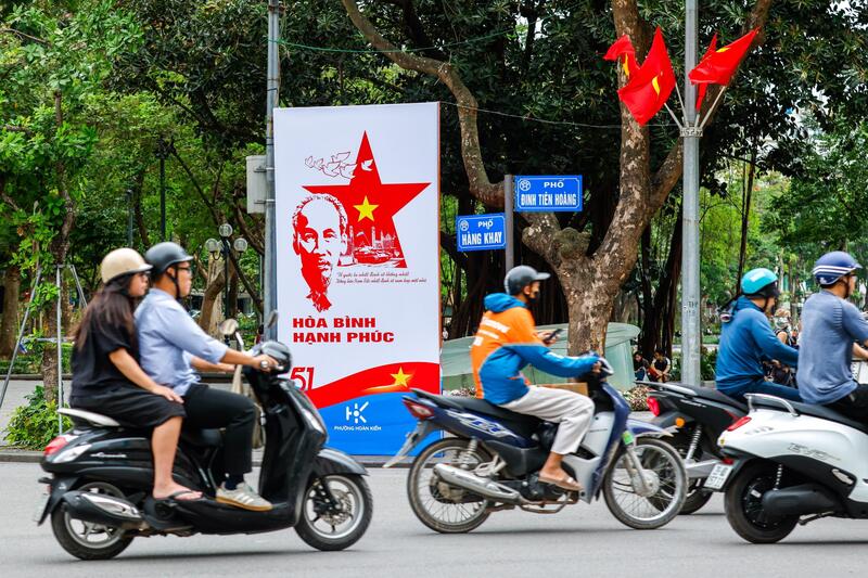Ciclomotori ad Hanoi. Foto Ansa.