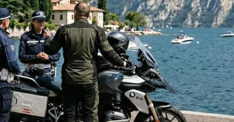 Sposta la moto senza casco...turista multato