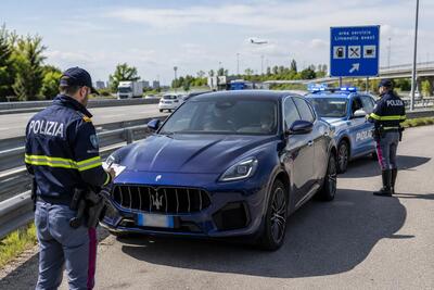 In fuga sulla A4 con una Maserati Grecale: cinque pattuglie per fermare un medico