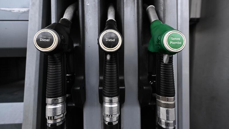 Caro carburanti: taglio delle accise prorogato fino al 6 giugno: cosa cambia per chi va in moto