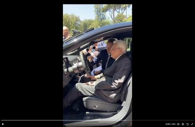 Ferrari Luce, debutto istituzionale al Quirinale: Mattarella a bordo della prima elettrica di Maranello