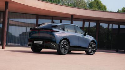 Lancia Gamma svela le sue forme: la nuova crossover fastback da 375 CV che parla (anche) elettrico