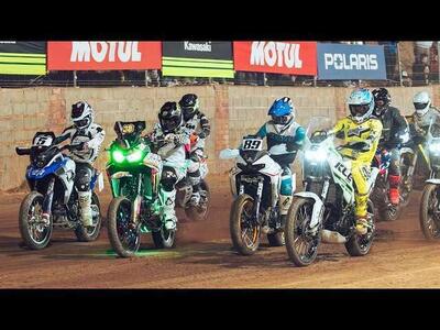 Maxienduro nella pista di flat track. Vincono la Kawasaki di Cardus e l'Honda di Mirabet