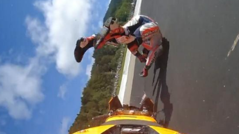 Caduta di Marquez nelle FP3, spalla dislocata. Tutti gli aggiornamenti