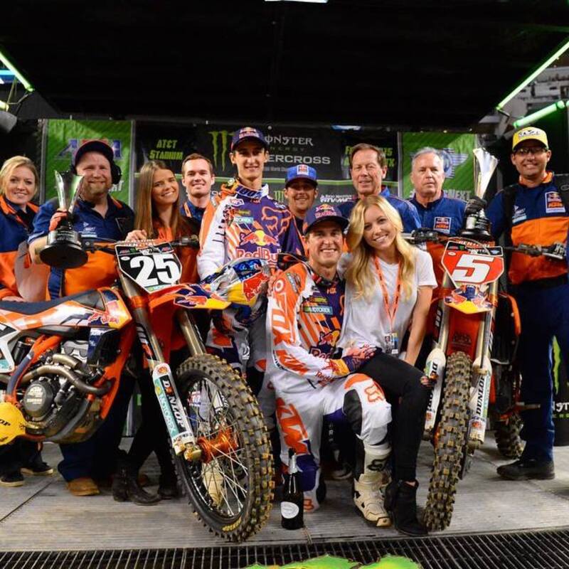 Dungey con la moglie e il team KTM Factory al completo