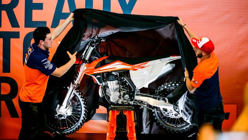 KTM SX 2016: arriva la forcella ad aria. Motori 4 tempi e 125 nuovi