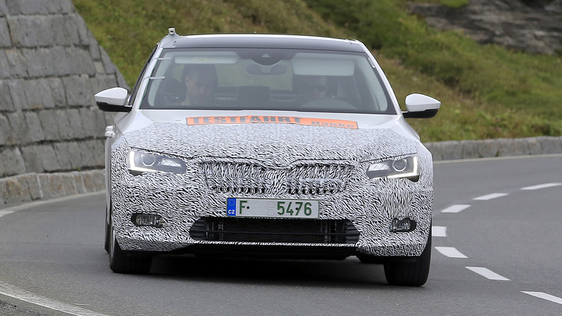 Skoda Superb, i primi scatti del restyling