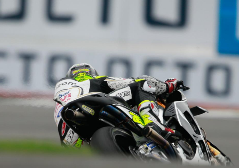 MotoGP. Crutchlow conquista le qualifiche (bagnate) a Silverstone