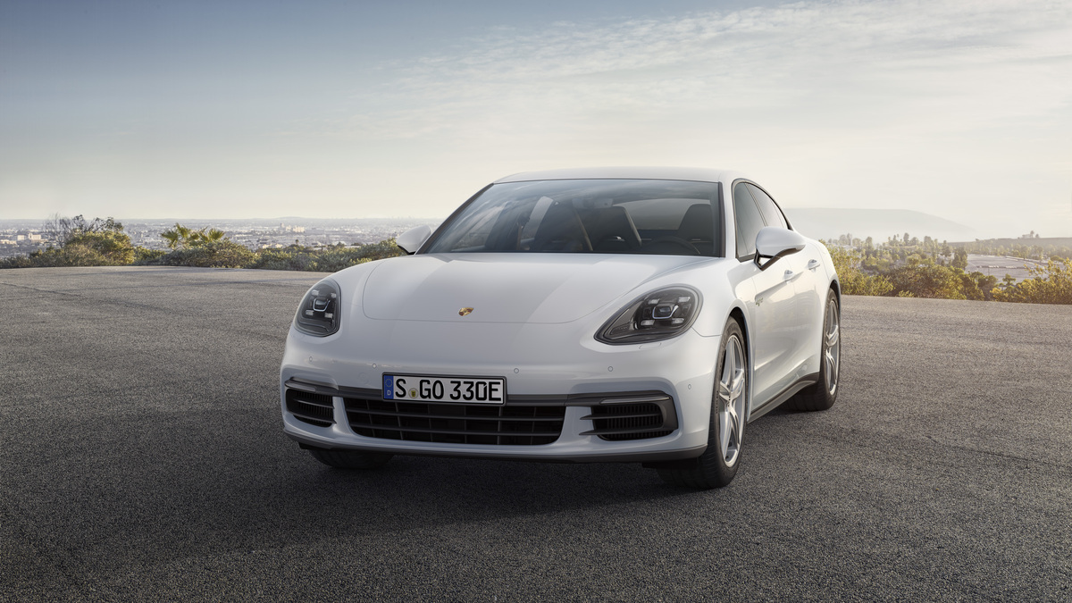 Porsche Panamera, alla gamma si aggiunge la E-Hybrid Saloni