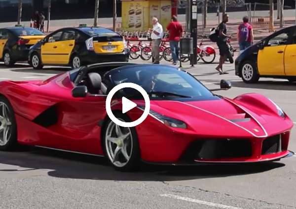 Ferrari LaFerrari Aperta: in attesa di Parigi, eccola su strada [Video]