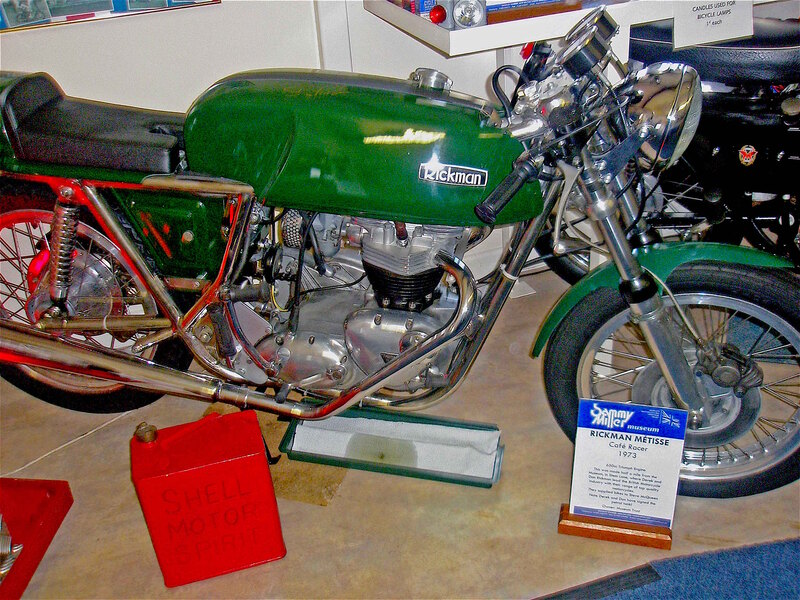 Per diversi anni le special stradali con motore Triumph bicilindrico e ciclistica Rickman sono state autentici classici. Questa, gi&agrave; dotata di freno a disco, &egrave; una caf&eacute; racer della pi&ugrave; pura scuola inglese   