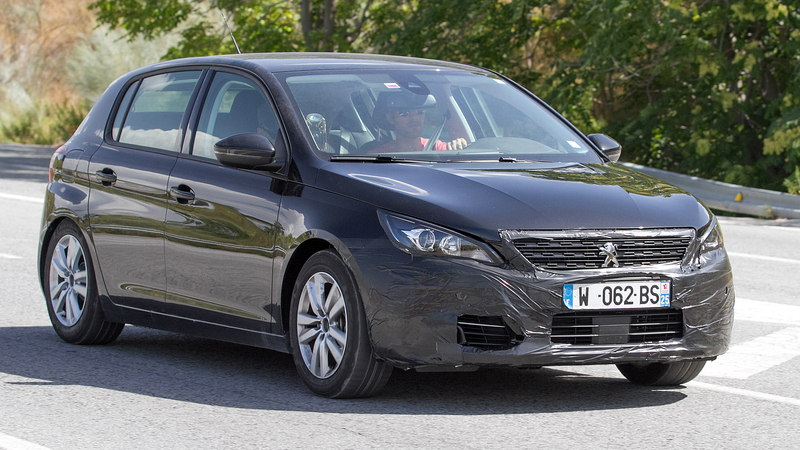 Peugeot 308 restyling: il muletto su strada