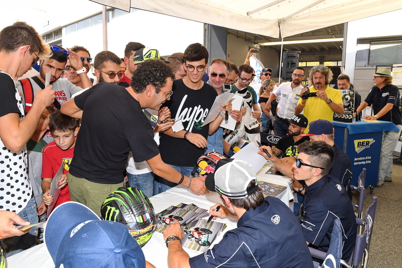 La sessione autografi con i piloti