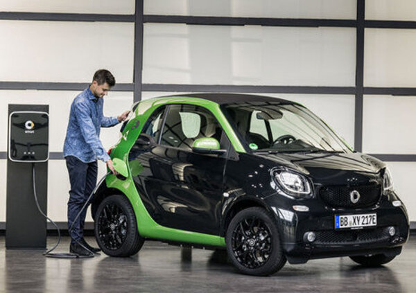 smart: a Parigi arriva l'intera gamma elettrica