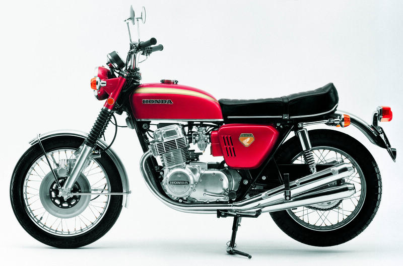 Con la Honda CB 750 Four &egrave; iniziata l&rsquo;era dei quadricilindrici in linea frontemarcia prodotti in gran serie per modelli stradali. Freno anteriore a disco a comando idraulico, avviamento elettrico e componentistica di prim&rsquo;ordine completavano il quadro