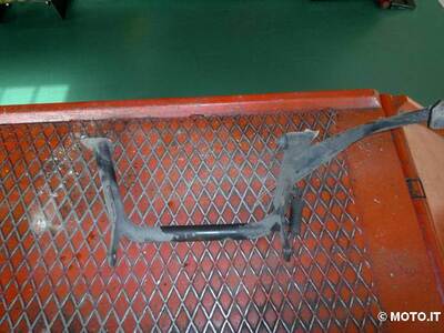 cavalletto centrale honda fes 125/150 2t /250 fes 125/150pantheon 2t 250 foresight