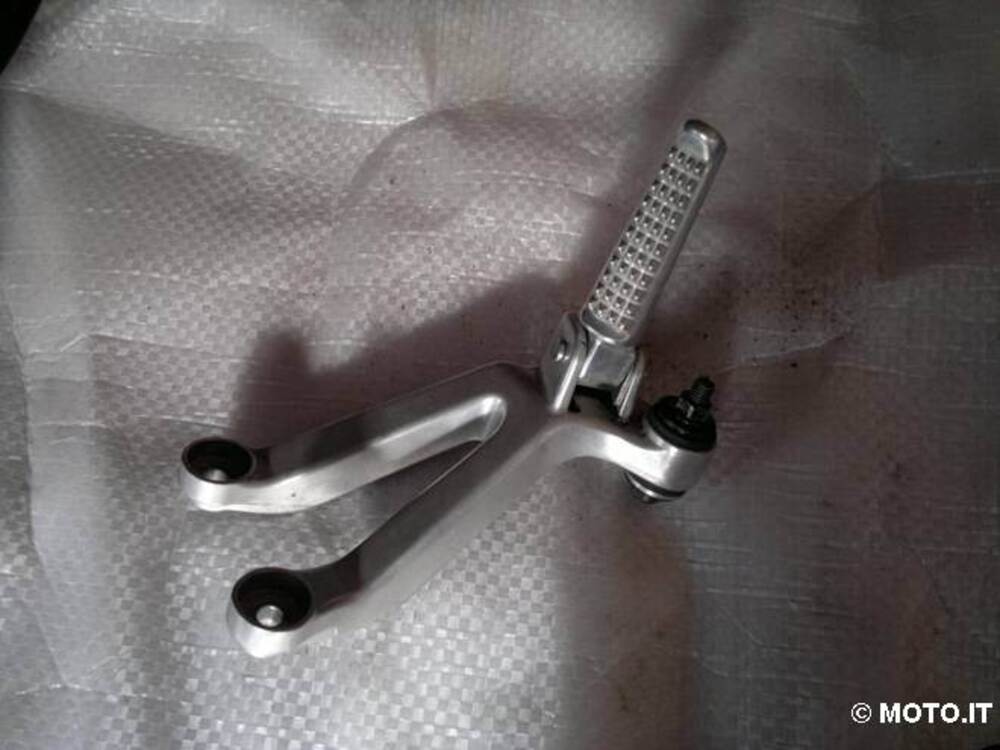 staffa e pedana passeggero dx cbr 900 rr dal 92 a Honda cbr 900 rr