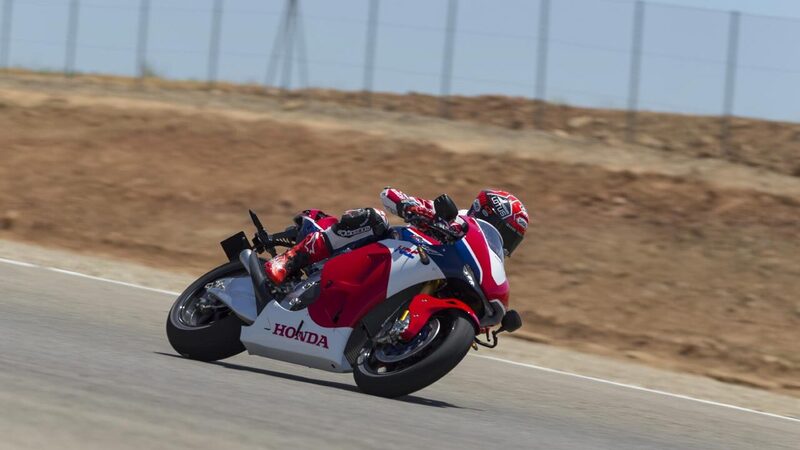 Marquez in pista con la Honda RC213V-S 