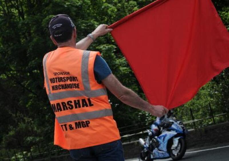 Incidente al TT, interrotta la Senior. Bandiera rossa all&#039;Isola di Man 