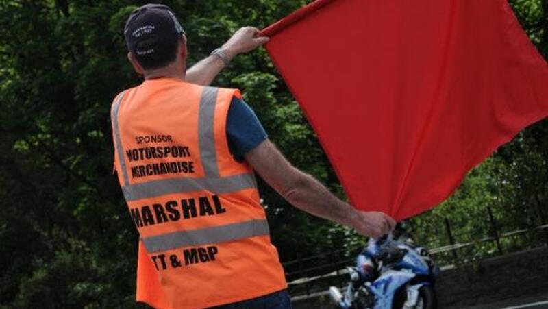 Incidente al TT, interrotta la Senior. Bandiera rossa all'Isola di Man 