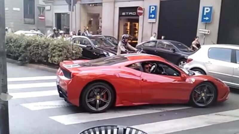 Ferrari 458 Speciale: il rombo del V8 fa spaventare una coppia di anziani [Video]