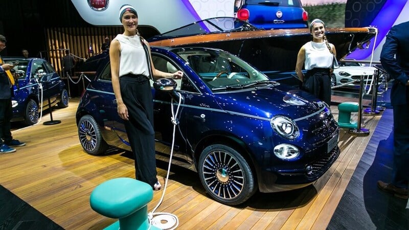 Fiat 500 Riva Tender to Paris: edizione limitatissima al Salone 2016 [Video]