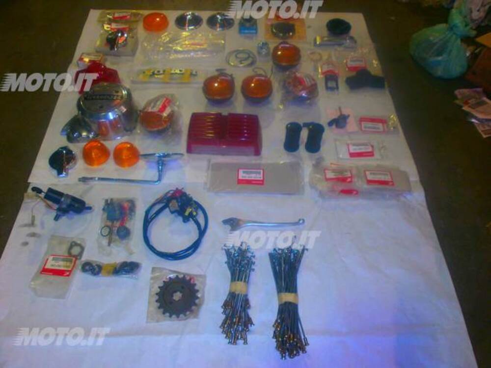 RICAMBI VARI HONDA CBX 1000 E CB 750 FOUR (2)