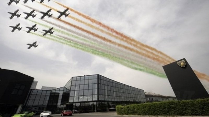 Le Frecce Tricolori rendono omaggio a Lamborghini