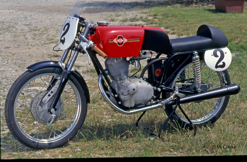 La bellissima 125 che ha preso parte alla Sei Ore di Monza del 1965 piazzandosi settima assoluta pur correndo contro moto cilindrata molto maggiore. Nella foto si possono osservare chiaramente le modifiche apportate al telaio