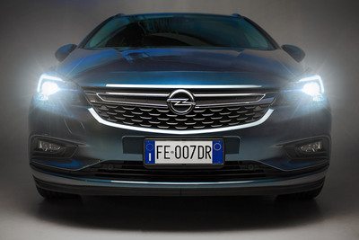 Opel Astra, abbiamo testato per voi i fari full led a matrice IntelliLux [Video]