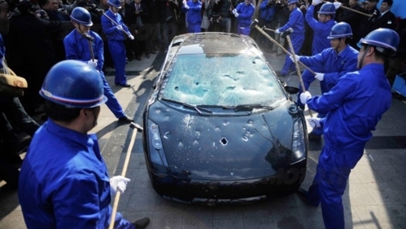 Lamborghini: una Gallardo distrutta per protesta