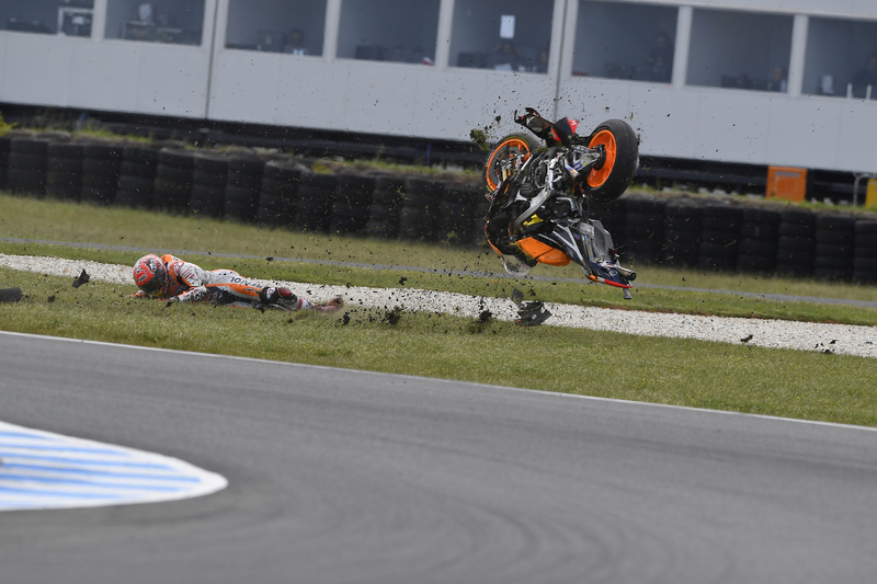 MotoGP, Australia 2016. FOTO - La caduta di M&aacute;rquez 