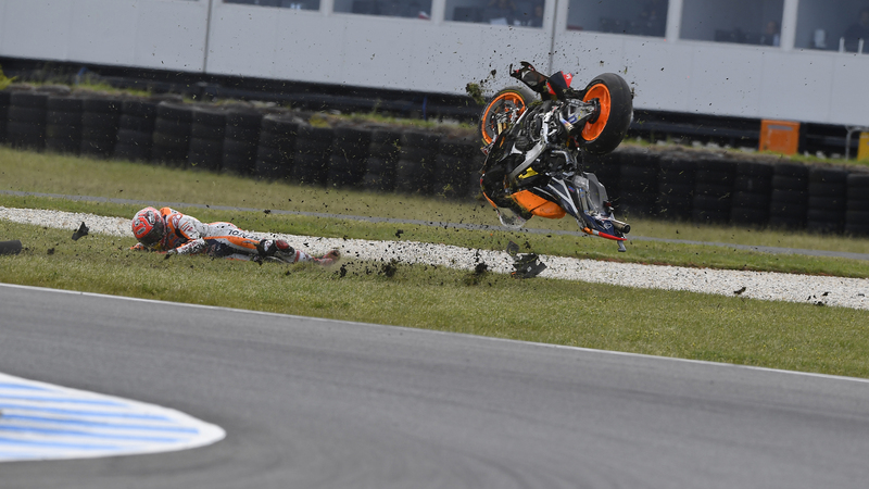 MotoGP, Australia 2016. FOTO - La caduta di M&aacute;rquez 