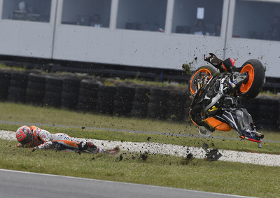 MotoGP, Australia 2016. FOTO - La caduta di Márquez 