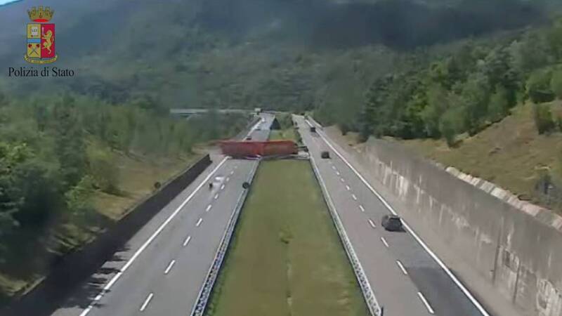 Inversione a U con TIR sulla Cisa: gi&agrave; restituita la patente