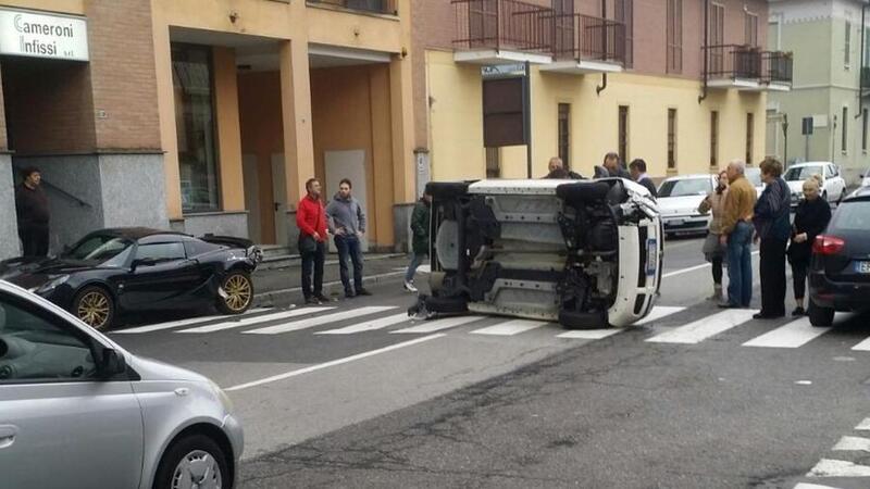 Disturbata da una cimice, si schianta con un&#039;auto e si ribalta