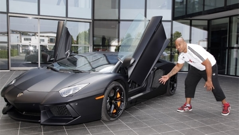 La rugby legend, Jonah Lomu, in visita alla Lamborghini