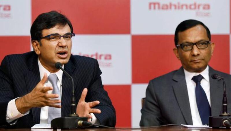 Il presidente di Mahindra Rajesh Jejurikar (a sinistra) e il direttore esecutivo Pawan Goenka alla conferenza stampa che ha annunciato l&#039;acquisizione di BSA