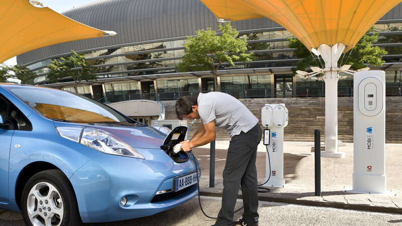 Nissan: introdotte in Francia e Olanda le prime unit&agrave; di ricarica rapida