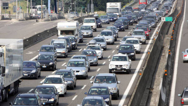 Mobilit&agrave;: gli italiani passano sempre pi&ugrave; tempo alla guida