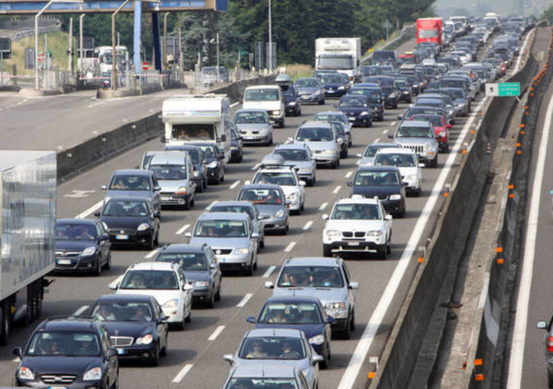 Mobilit&agrave;: gli italiani passano sempre pi&ugrave; tempo alla guida