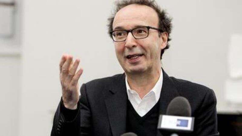 Benigni, sorpasso contromano a Roma: patente ritirata