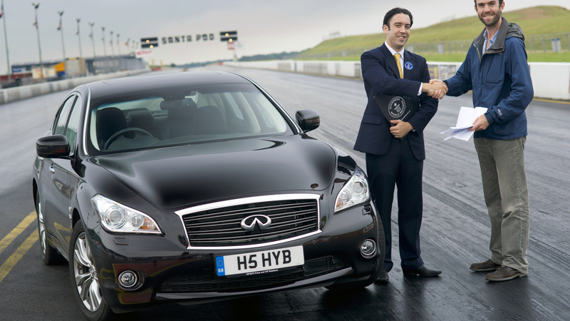 Infiniti M35h nel Guinness World Records come ibrida pi&ugrave; veloce