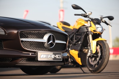 Mercedes SLS AMG Roadster e Ducati Streetfighter 848: gemelle diverse