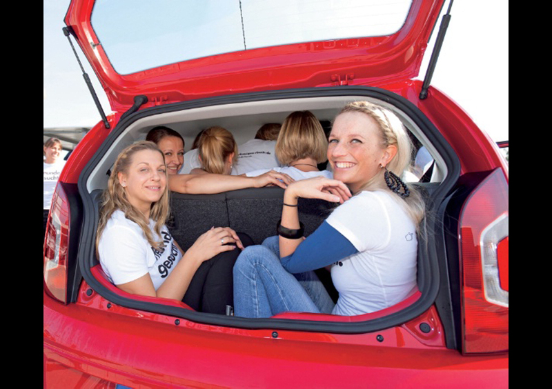 Volkswagen Up! In 16 a bordo per un record
