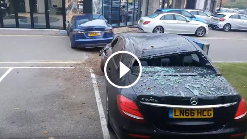 Tesla &quot;plana&quot; su Classe E e finisce contro vetrina: cos&#039;&egrave; successo [Video]
