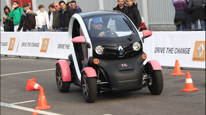 Enrico Brignano a bordo di Renault Twizy