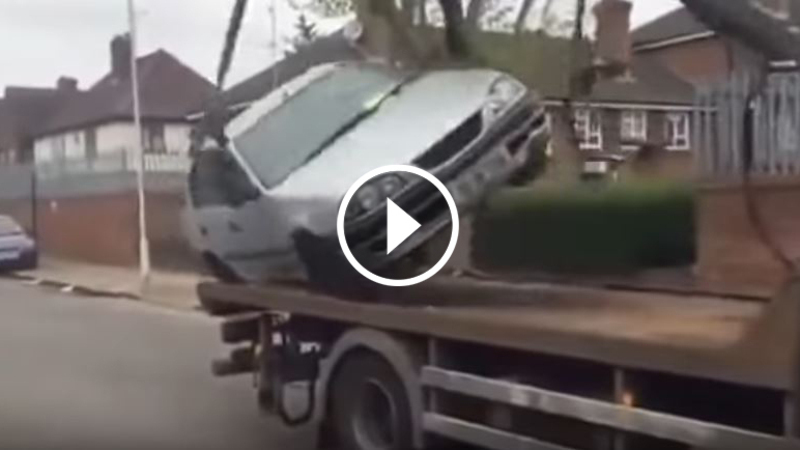 Tenta di scendere dal carro attrezzi in retromarcia: ecco cosa succede [Video]