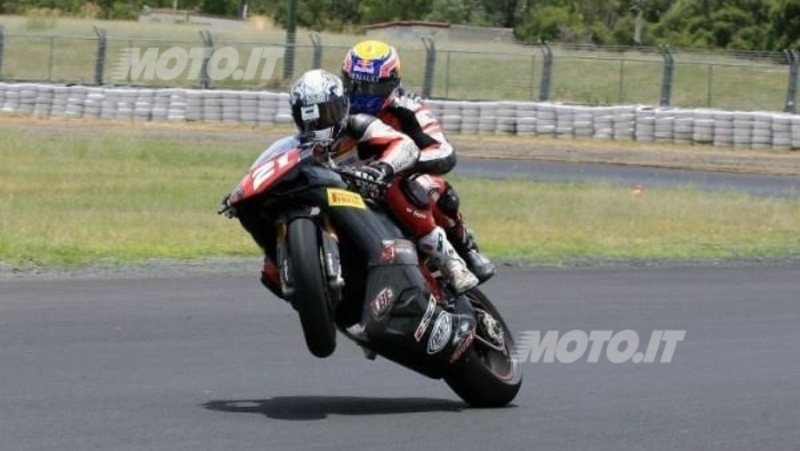 Troy Bayliss d&agrave; uno strappo a Mark Webber